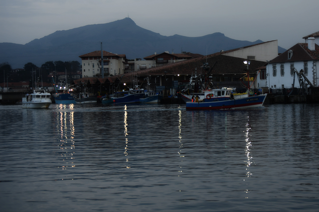 C.L._photo libre 12 Départ pour la pêche en début de soirée - St Jean de Luz
