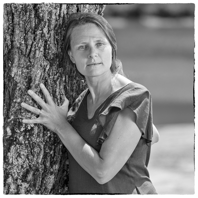 Manon au près de son arbre