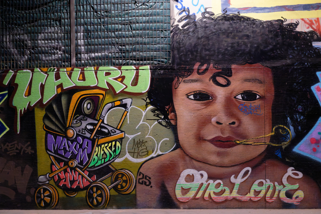 Street art, graphs tunnel Paris